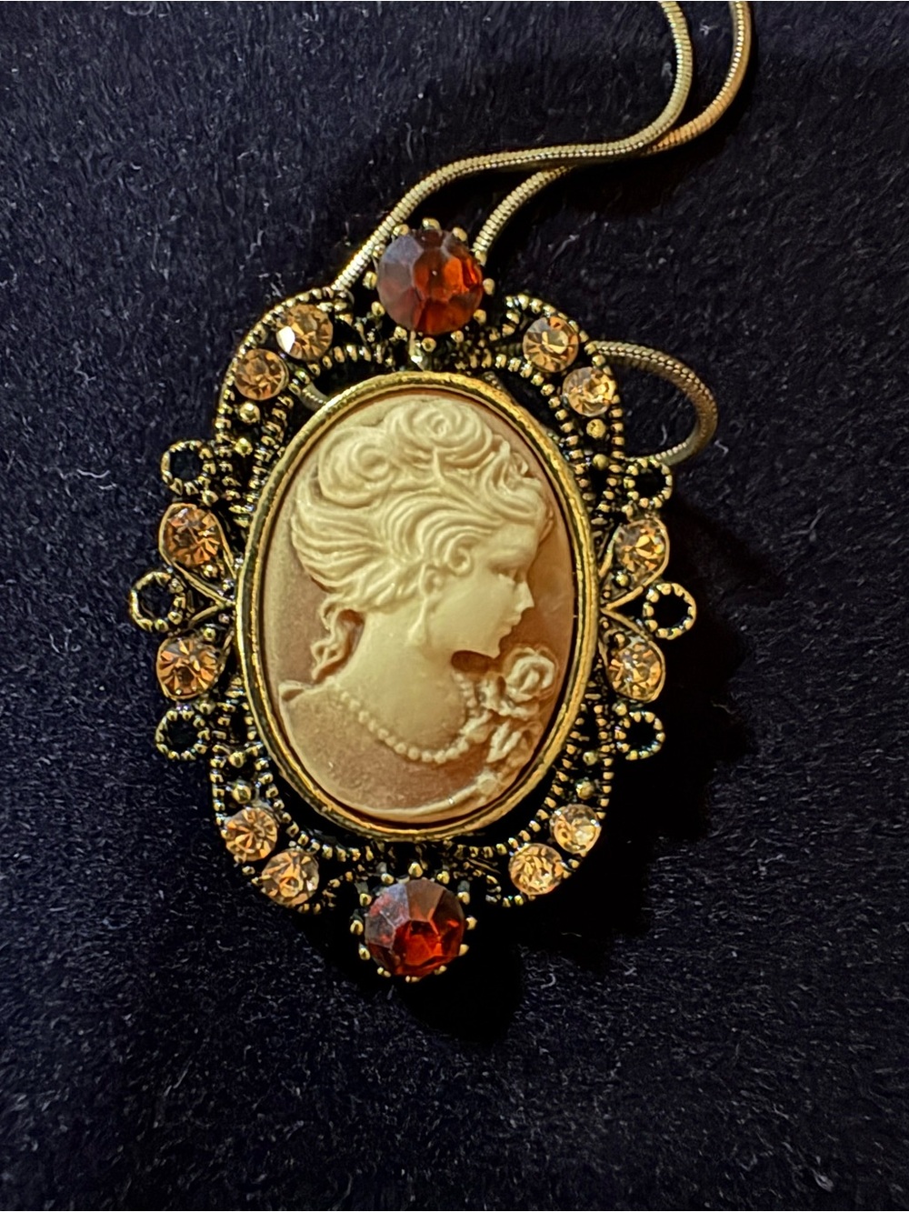 Vintage-Inspired Gold Cameo Pendant Necklace - Gold